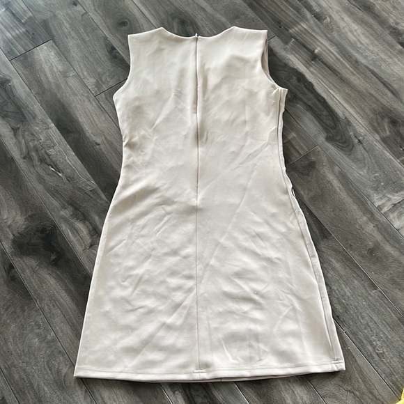 Beautiful cut out flowers detail fitted stretch dress - Picture 10 of 11